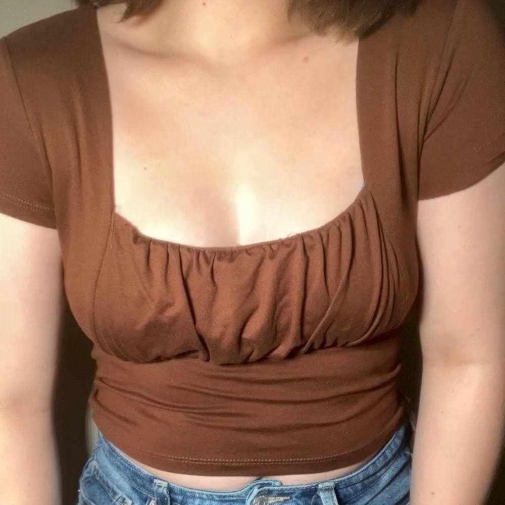 Brown ruffled crop top👁️🪰

Size small💲

Good condition only worn a few times